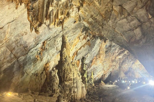 Những khối thạch nhũ có hình hài da dạng 