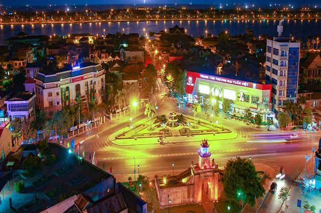 Thành phố Đồng Hới lung linh về đêm. 