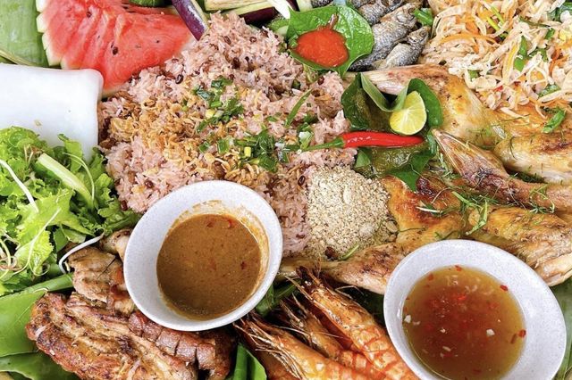 Thưởng thức mẹt thức ăn tại khe nước lạnh