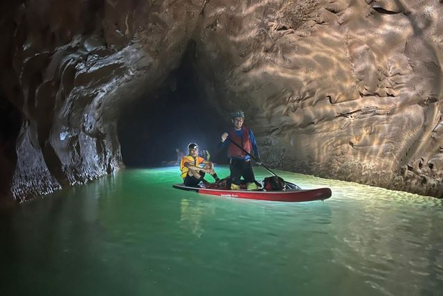 Chèo thuyền trong Hang tối
