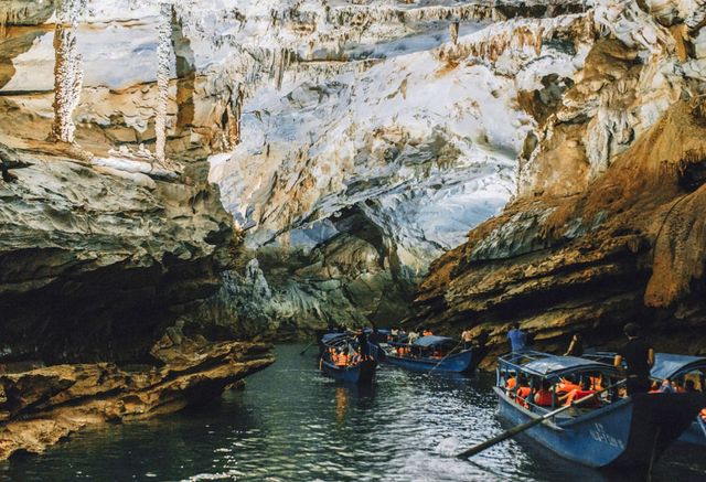 Bên trong lòng Động Phong Nha