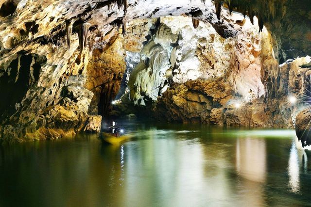 Bên trong lòng Động Phong Nha