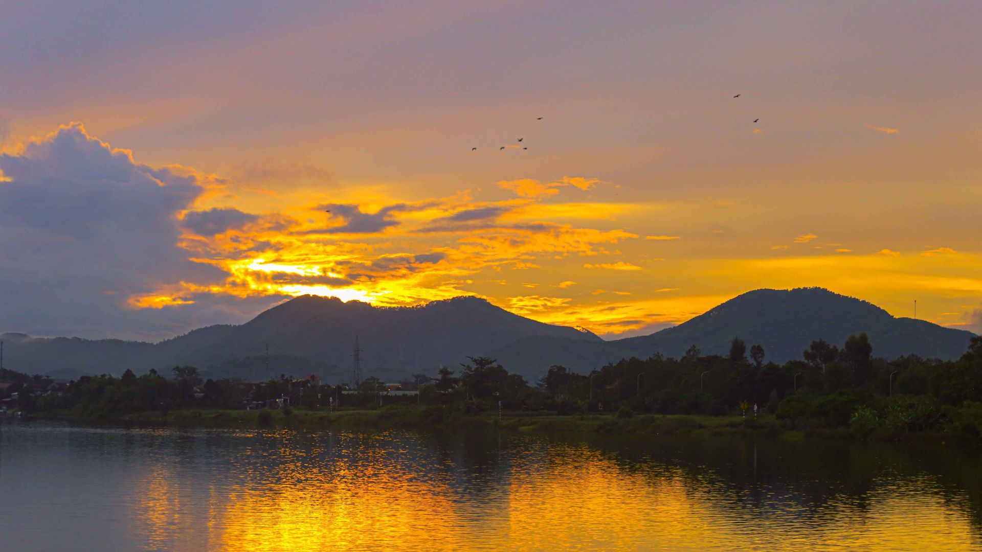 Sông Hương lung linh dưới ánh hoàng hôn.