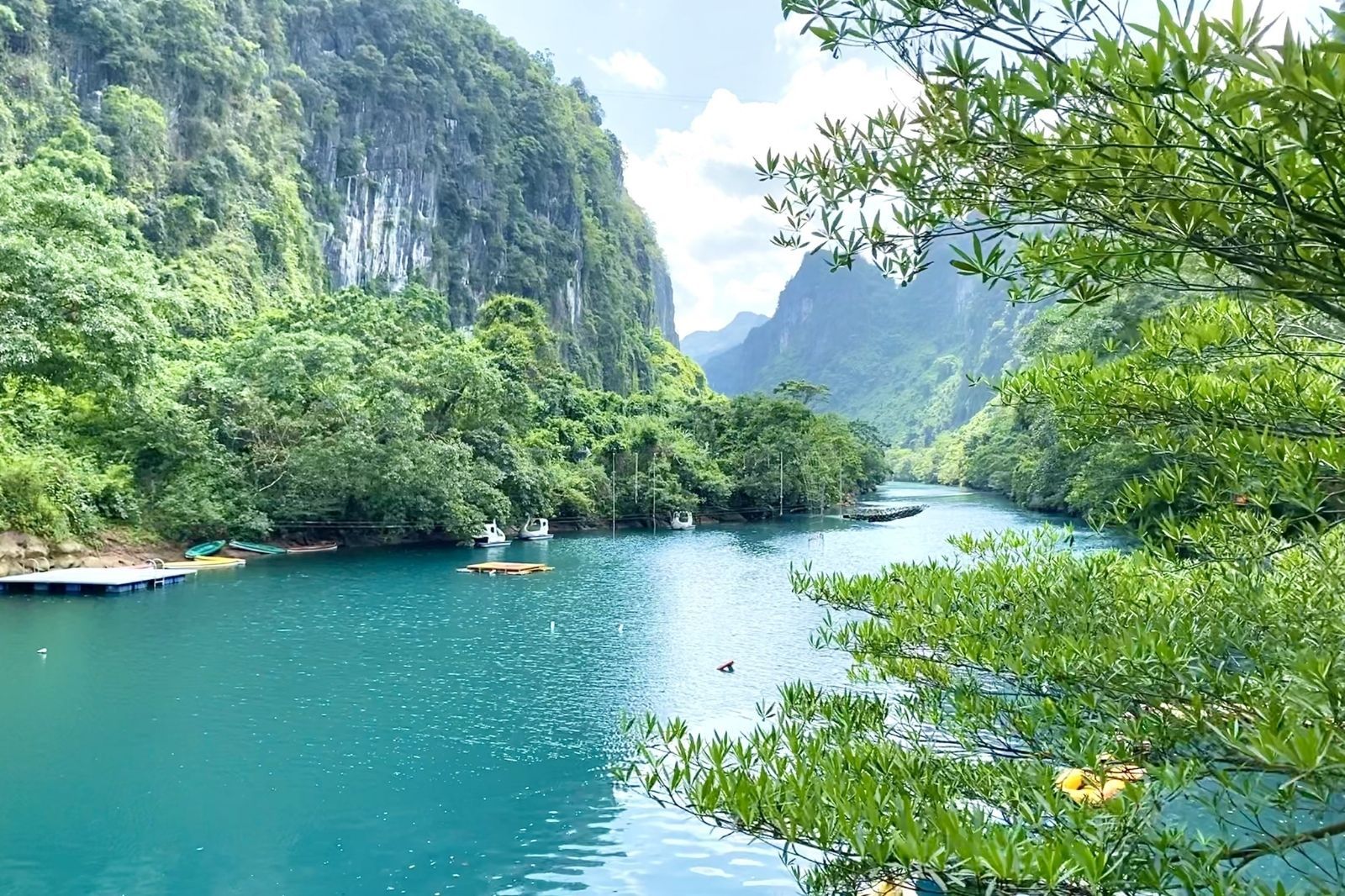 Dòng sông Chày với màu nước xanh ngọc bích 