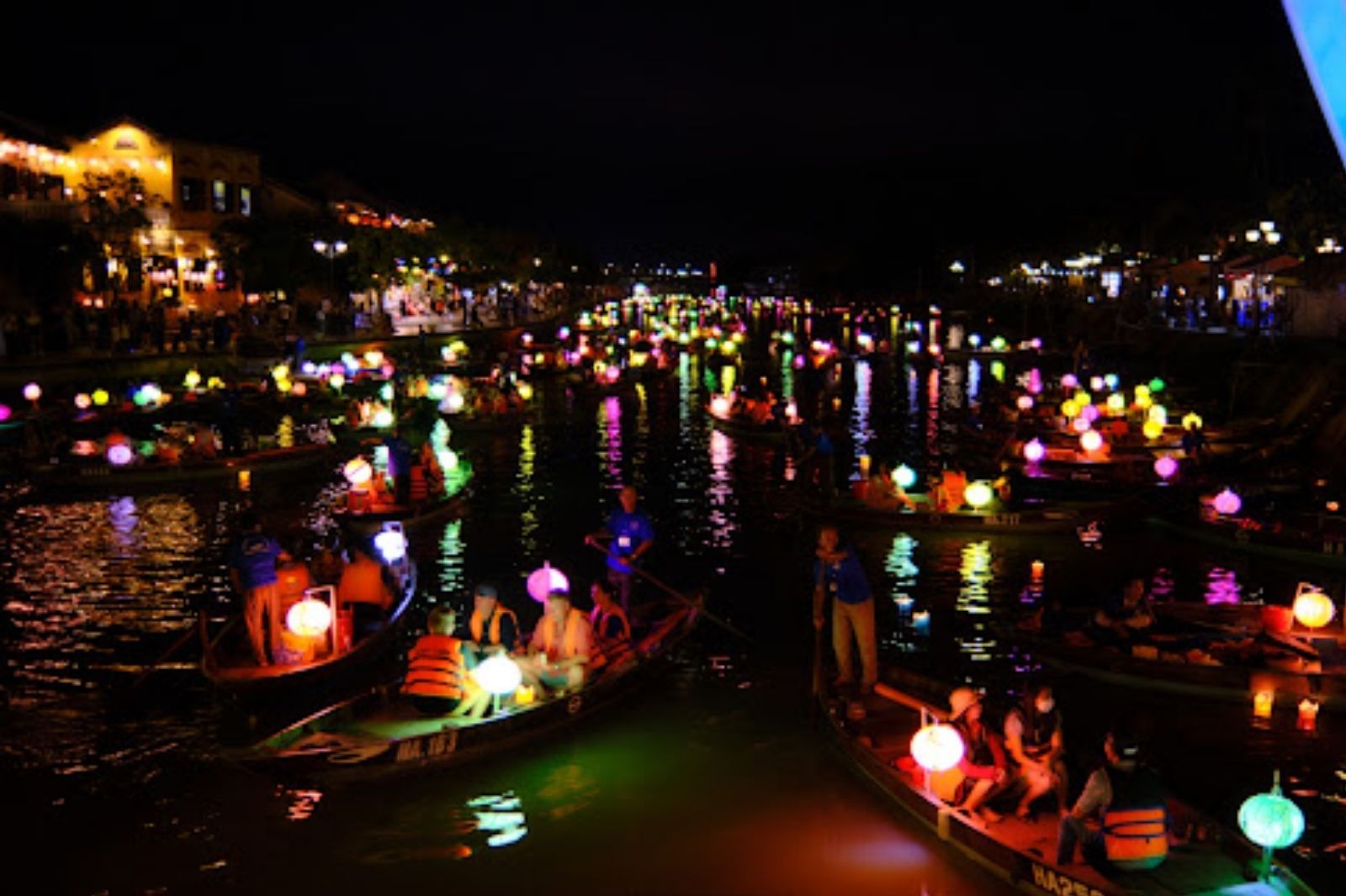 Sông Hoài lung linh về đêm 