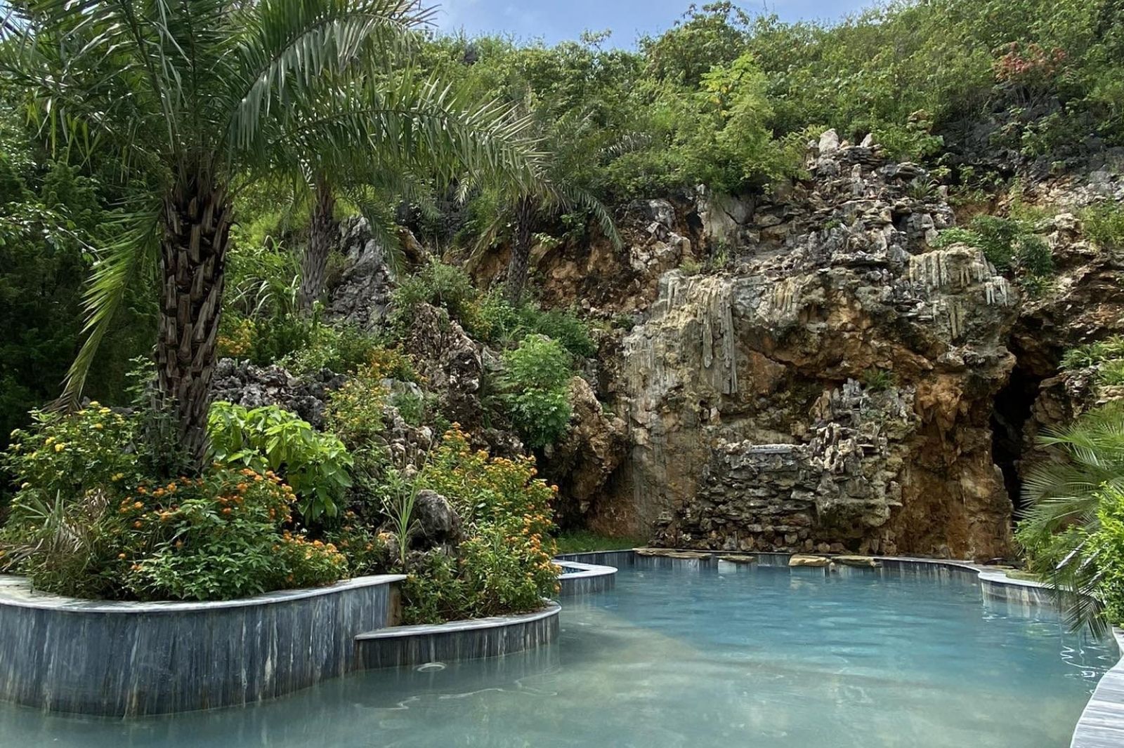 Một trong những suối khoáng nóng ngoài trời