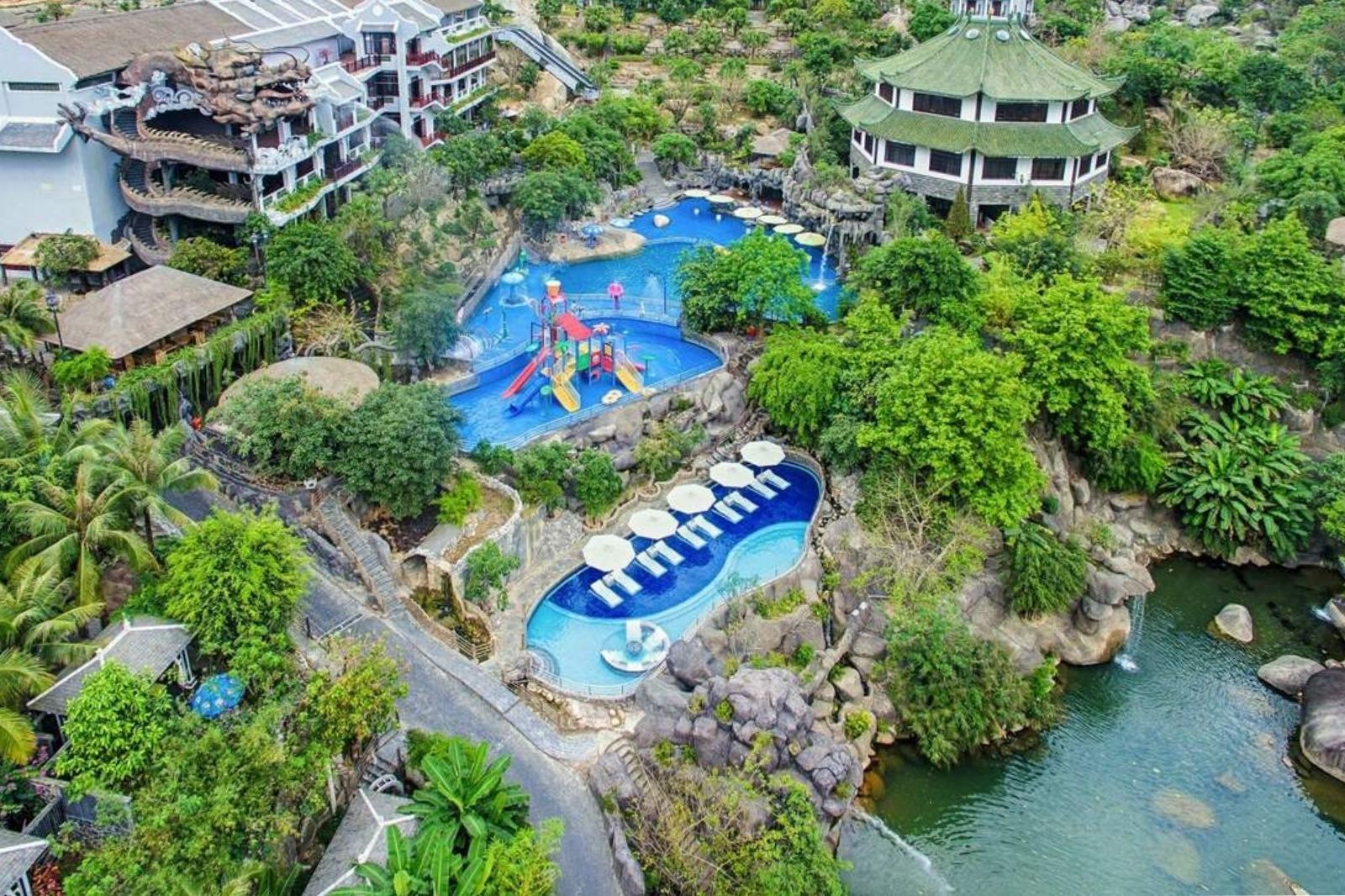 Suối khoáng nóng núi Thần Tài 