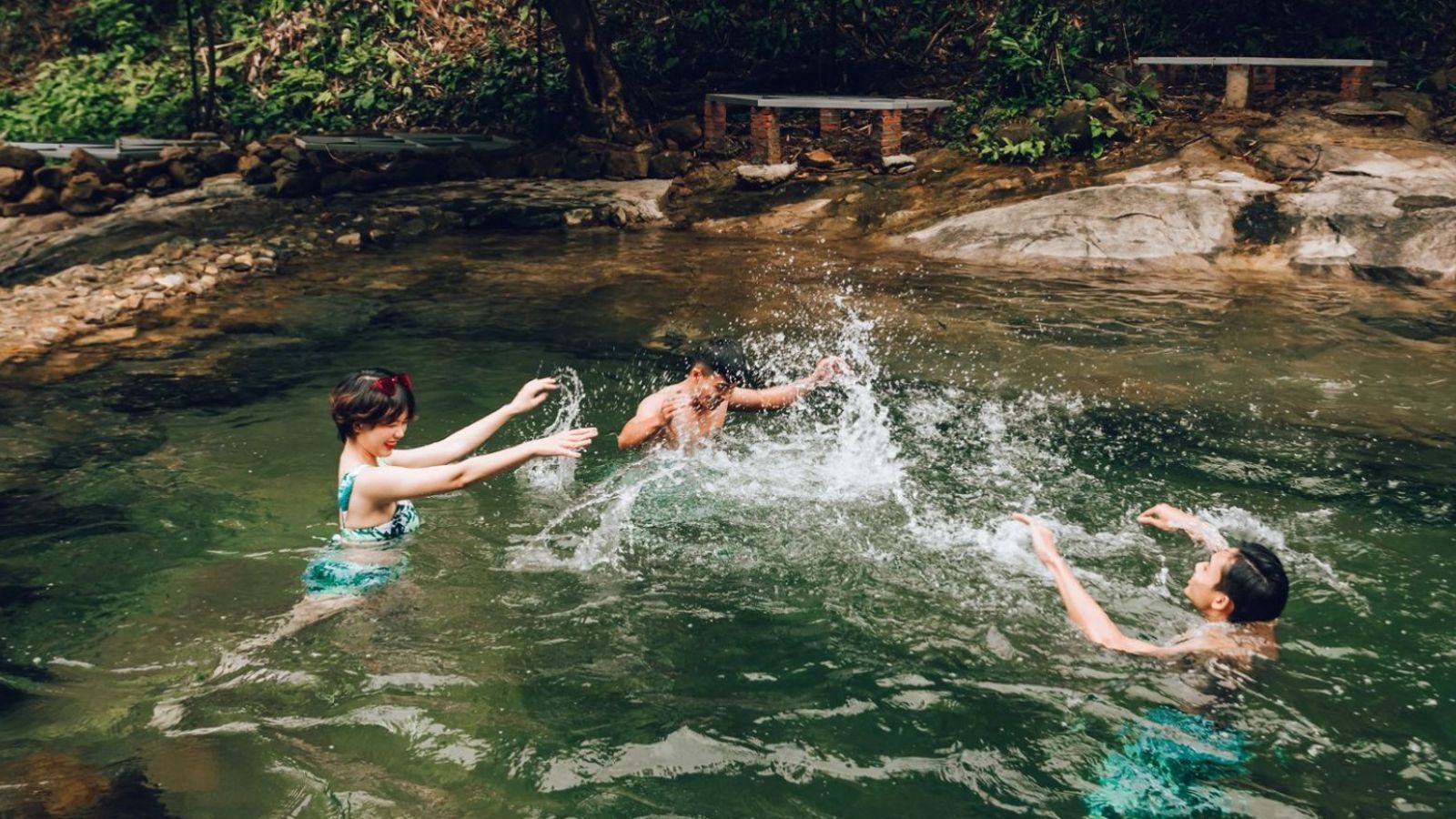 Du khách ngâm mình trong dòng suối trong vắt tại Suối Mơ Huế.