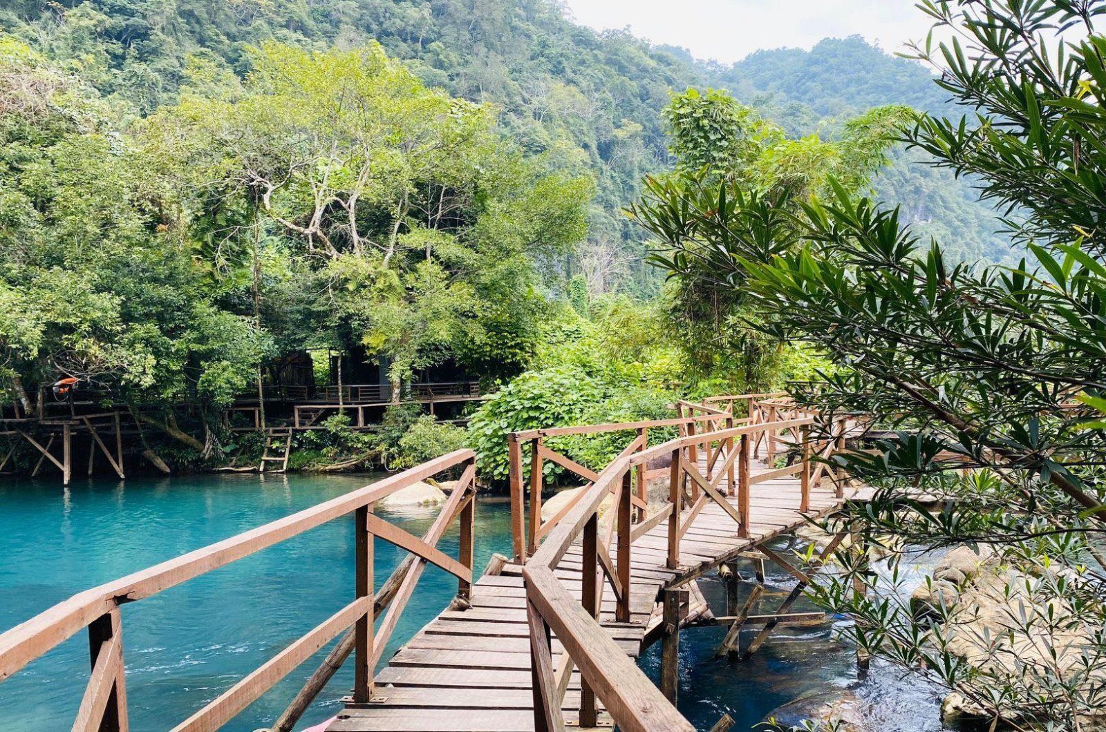 Suối Nước Moọc nằm gần các điểm du lịch nổi tiếng như động Phong Nha