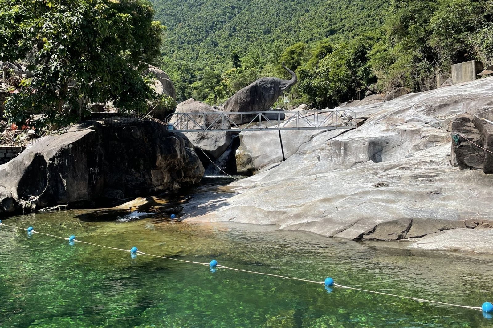 Suối Voi là địa điểm thích hợp để tắm mát ngày hè 