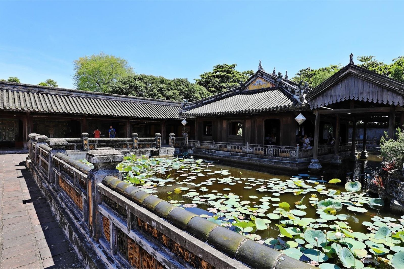 Tạ Trường Du nằm ở phía đông chính điện Cung Diên Thọ 