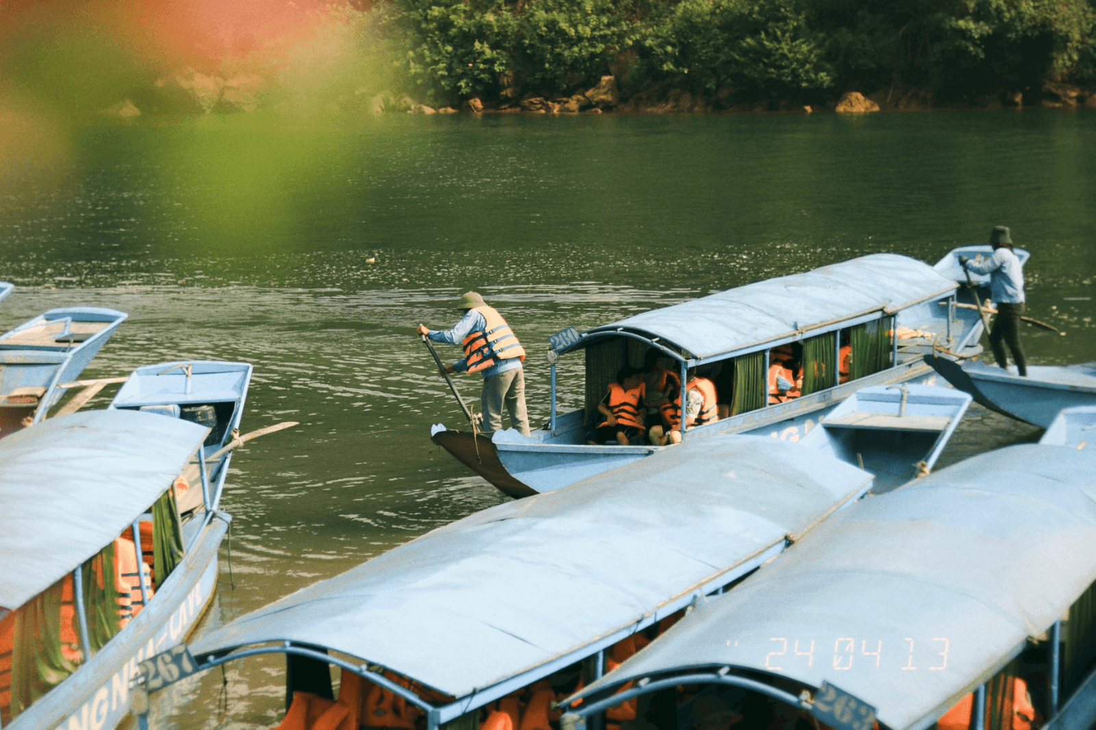 Tại bến thuyền Phong Nha 