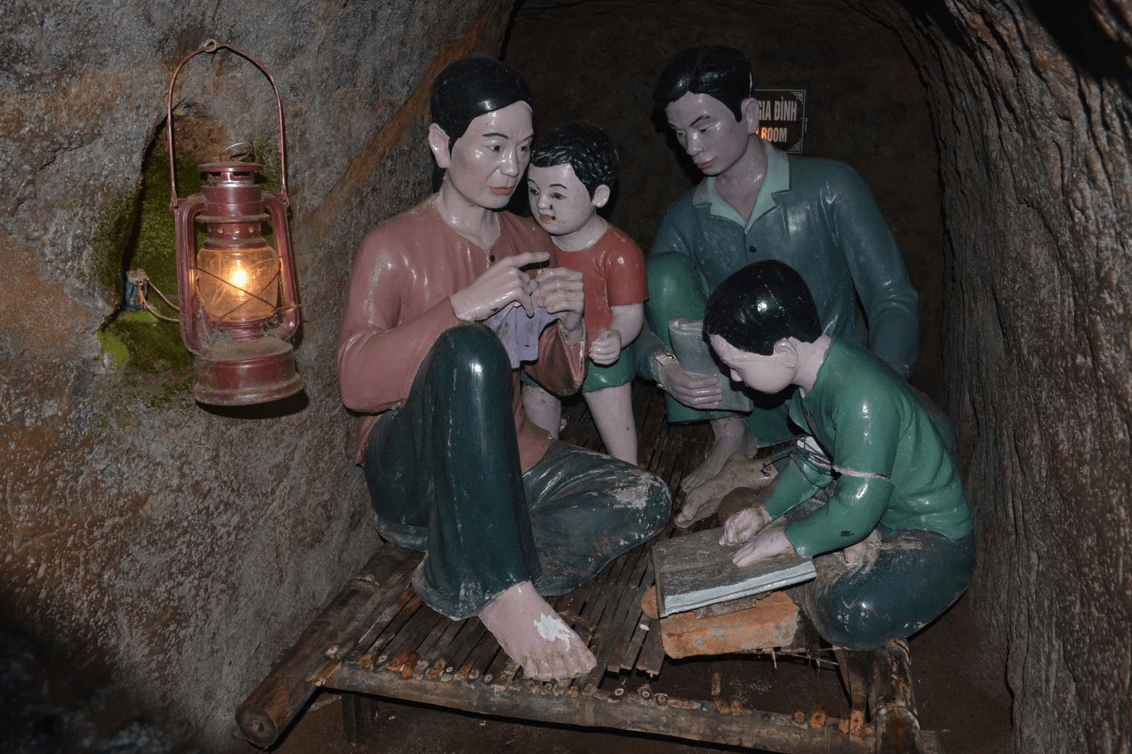 Tái hiện cảnh sinh hoạt dưới địa đạo Vịnh Mốc