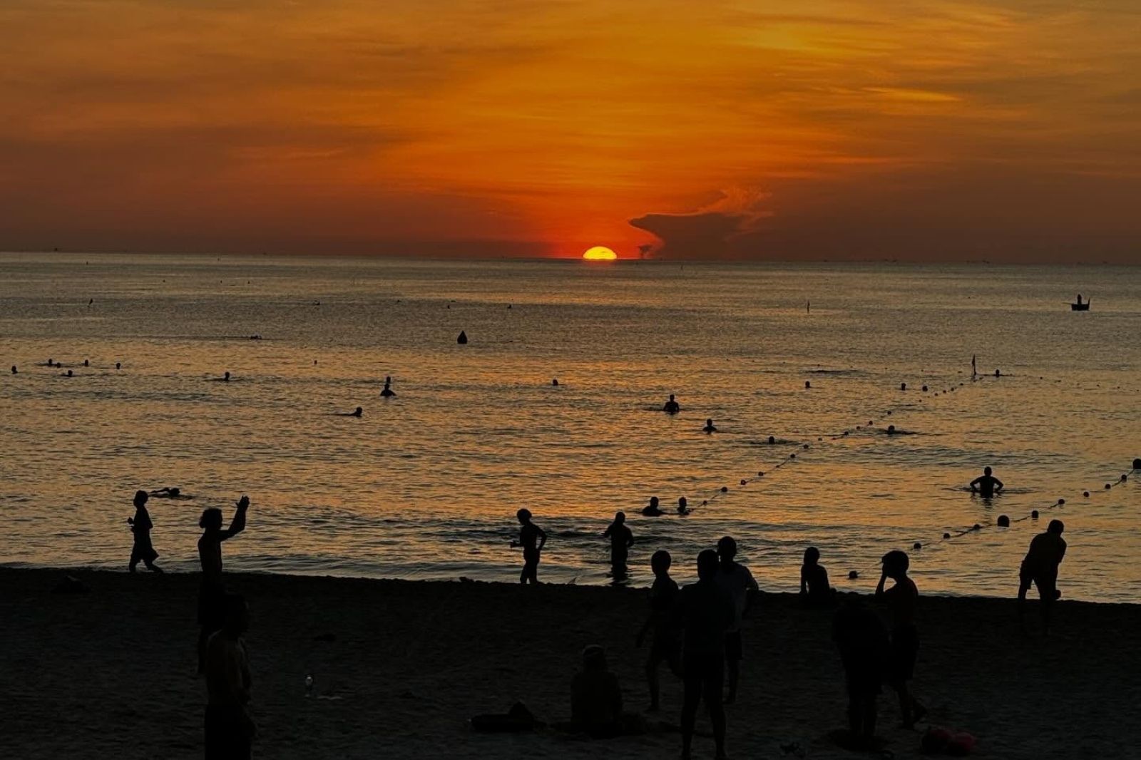 Tắm biển vào buổi sáng ở biển Mỹ Khê