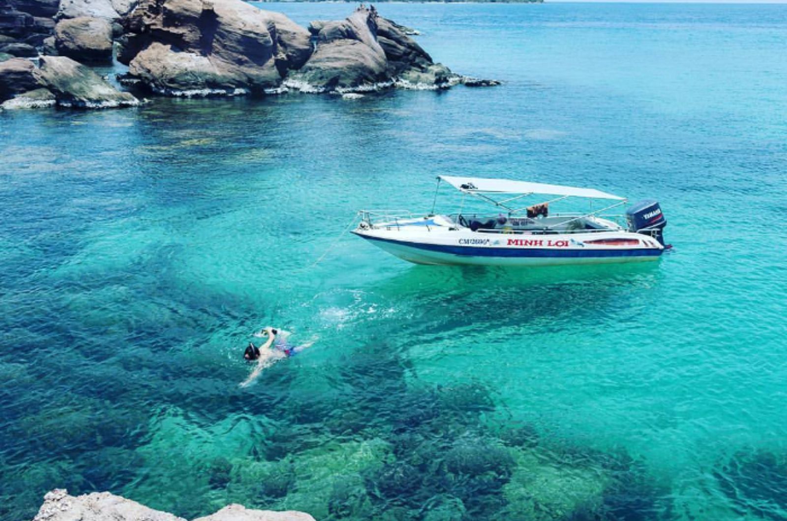 Tắm biển ở Hòn Móng Tay  