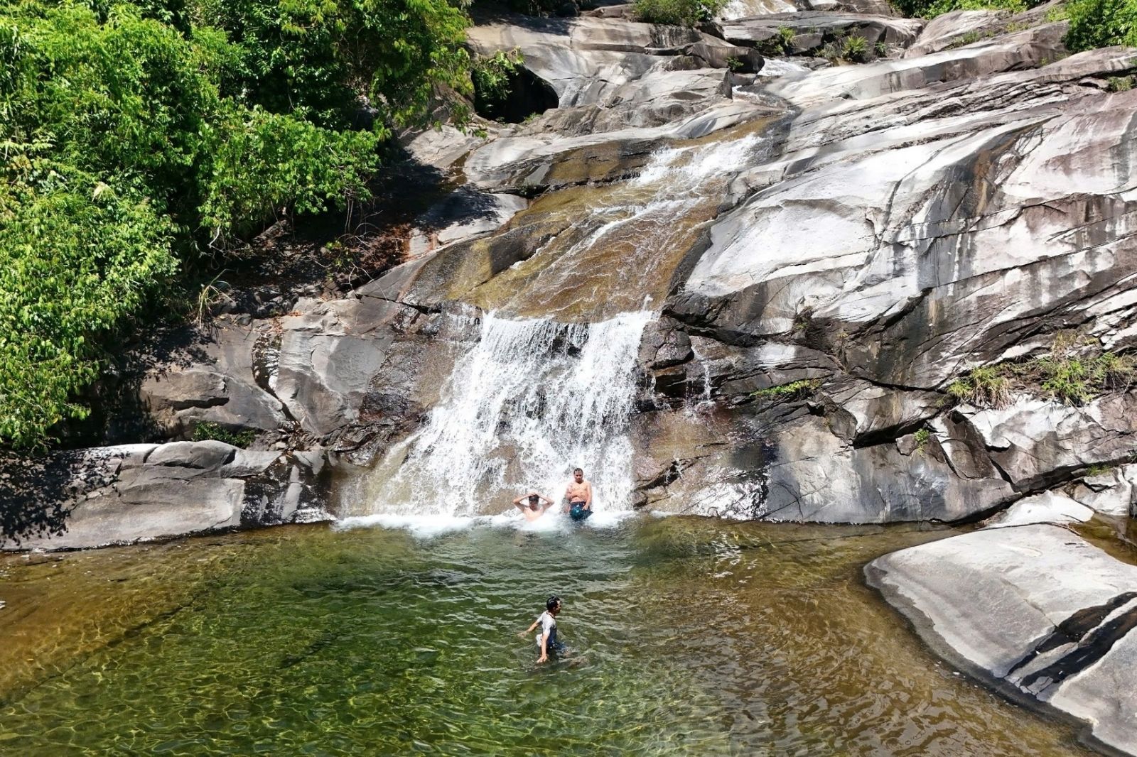 Tắm suối gần hồ Truồi