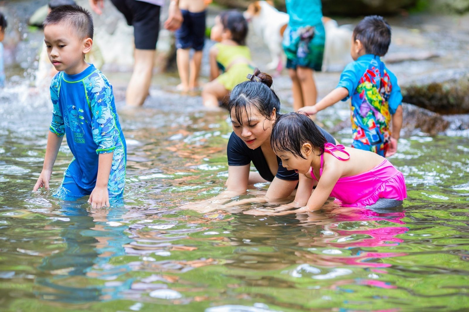 Mang theo đồ bơi để tắm suối 