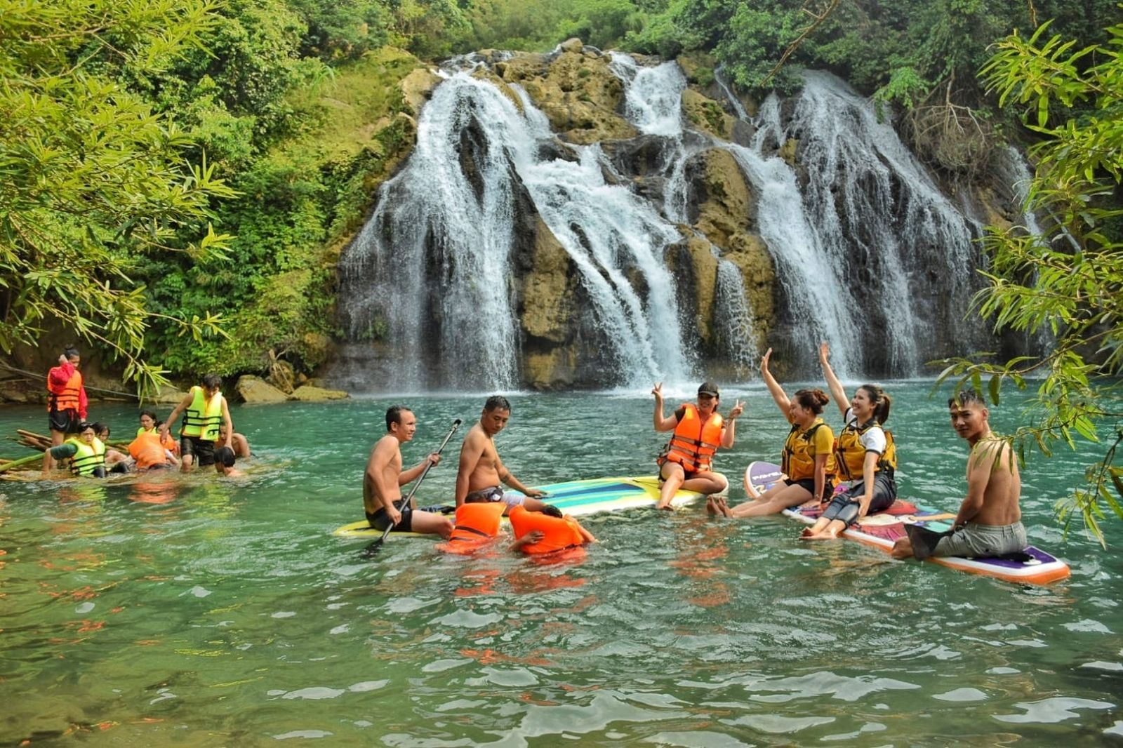 Tắm thác Tà Puồng