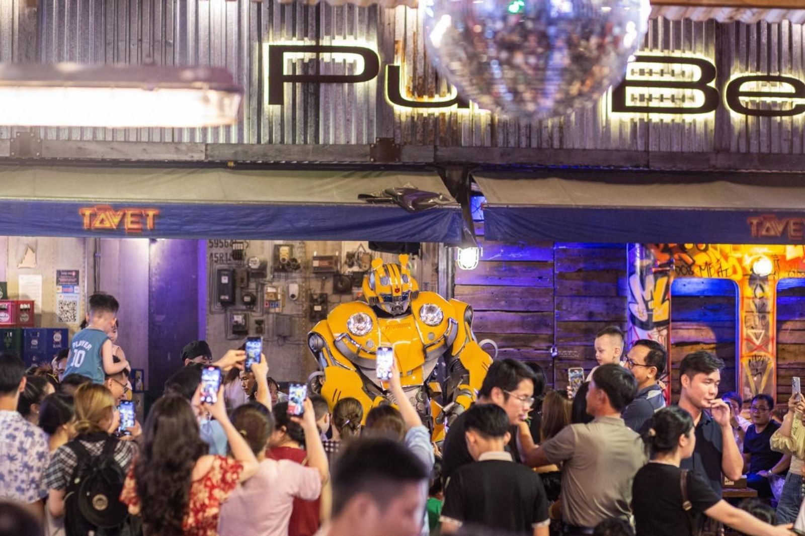 Tận hưởng không khí vui nhộn tại khu phố Tây 