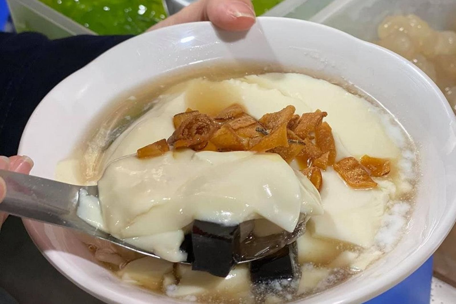 Tào phớ ăn cùng thạch và khô dừa  