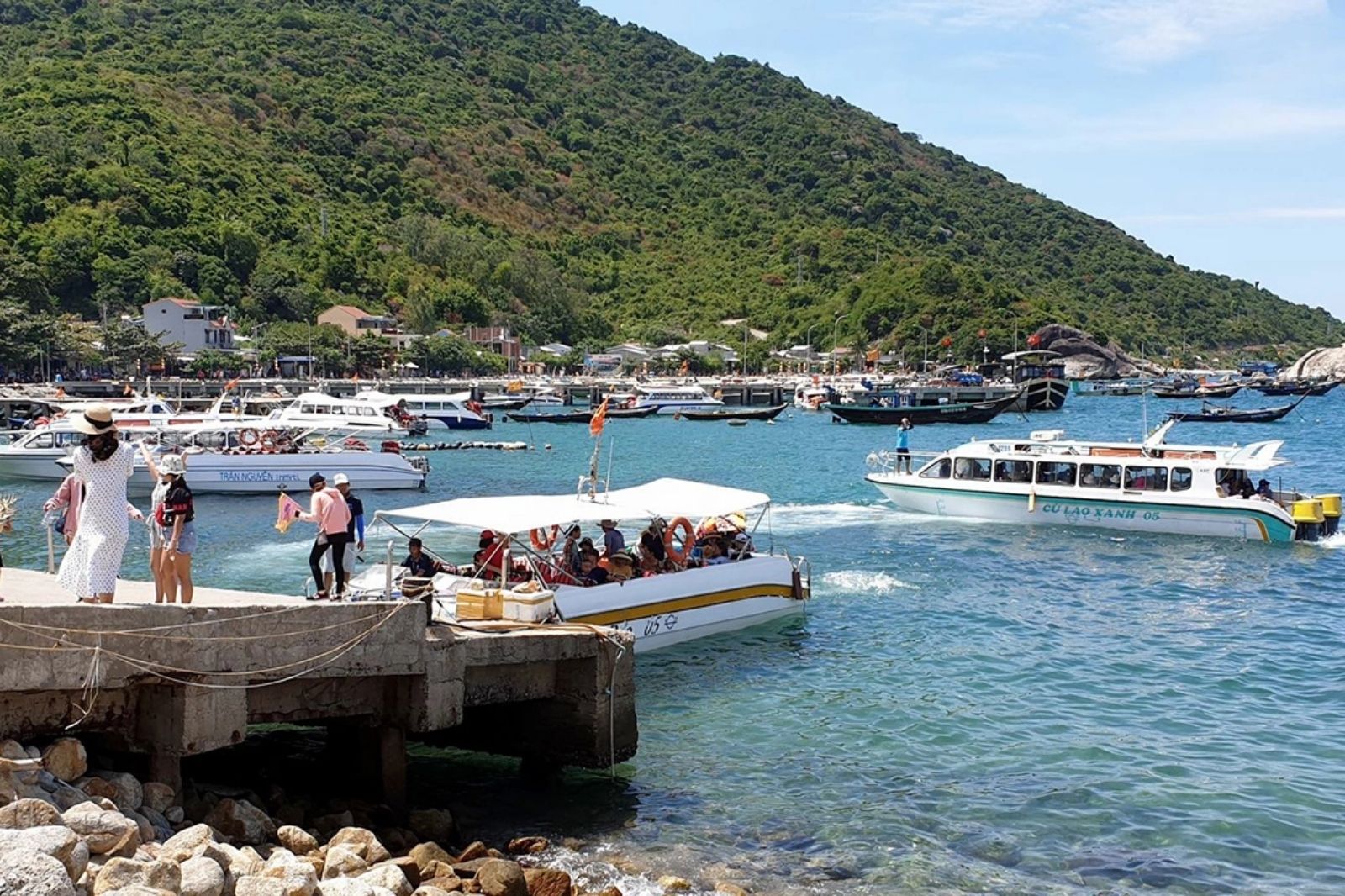 Tàu đi Cù Lao Chàm xuất phát từ Cảng Cửa Đại 