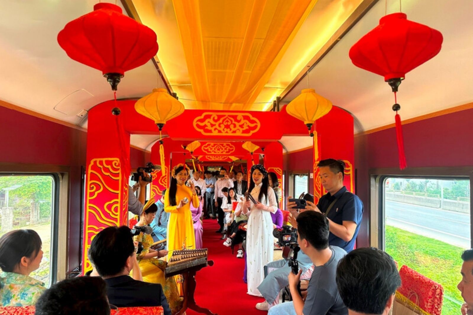 Tàu di sản Huế - Đà Nẵng  