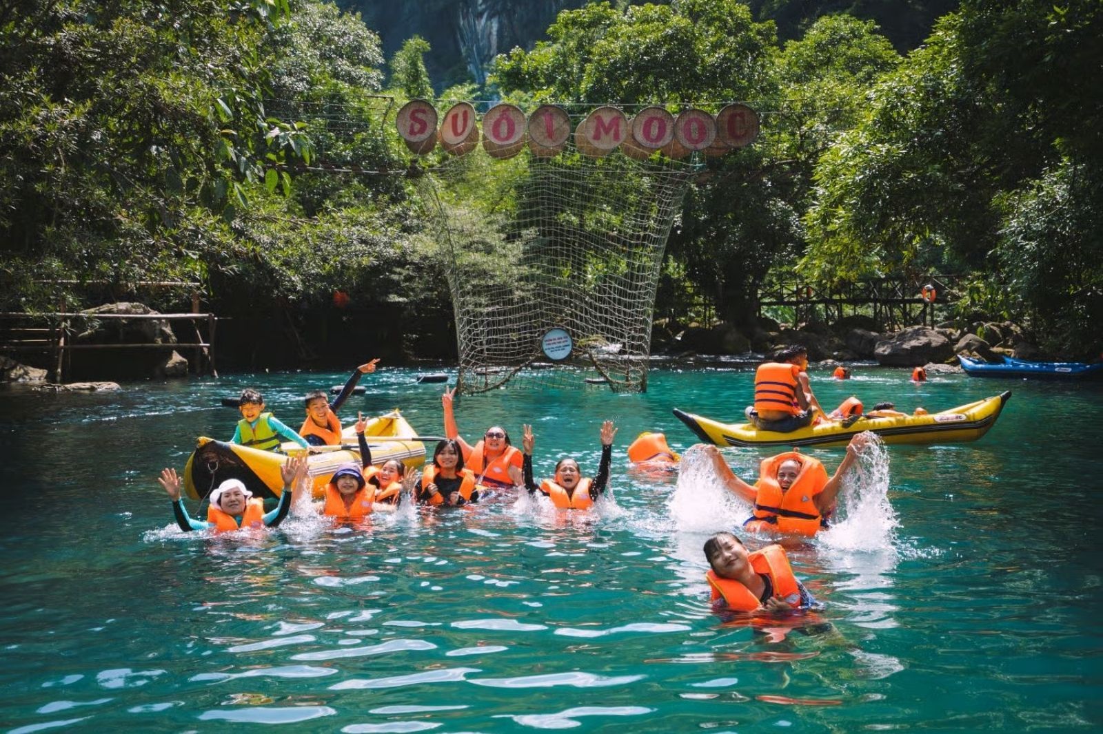 Teambuilding ở suối Nước Mọoc