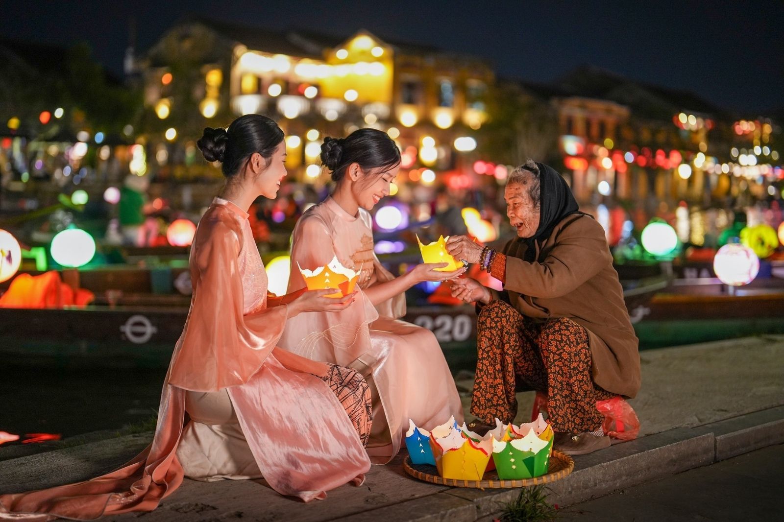 Thả đèn hoa đăng ở sông Hoài  