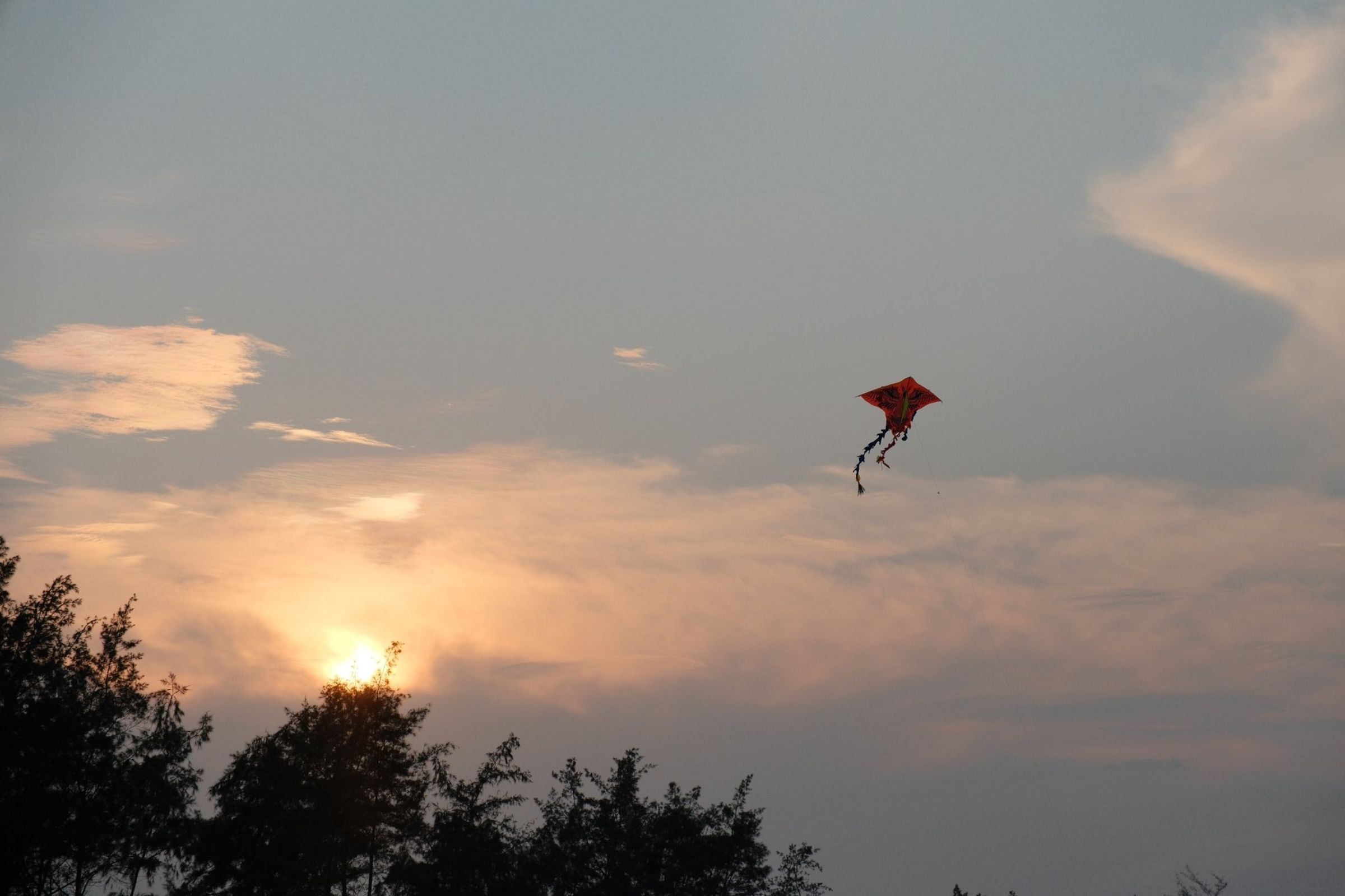 Thả diều trên biển Cửa Việt lúc hoàng hôn