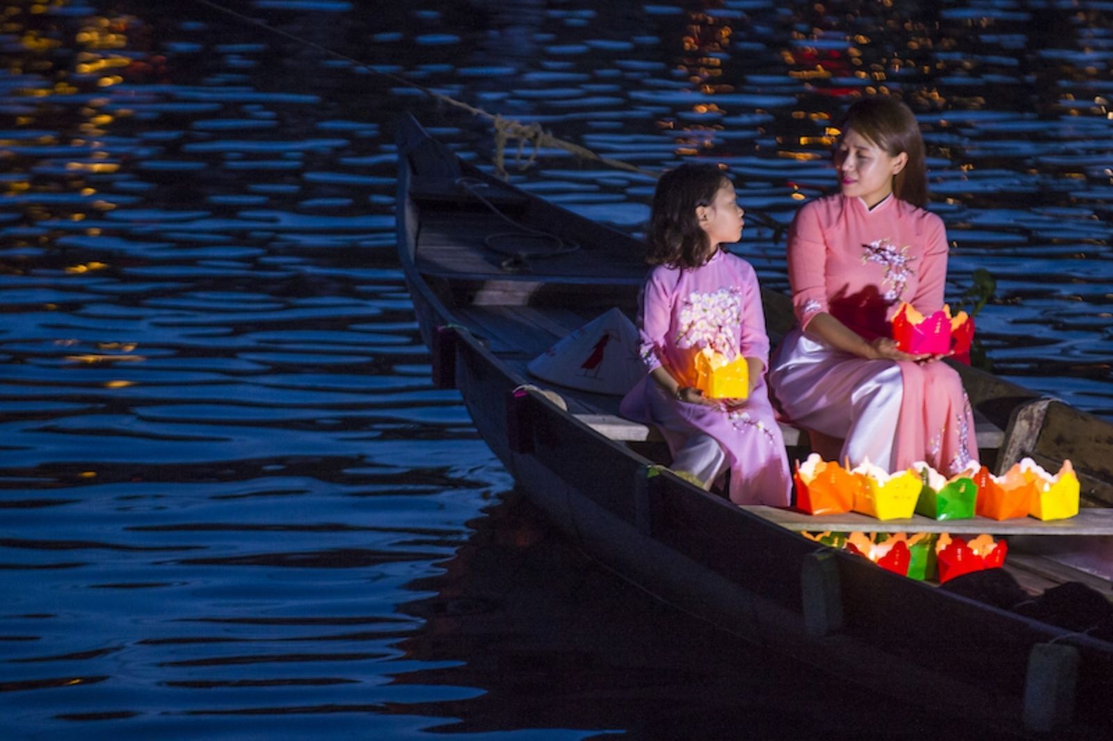 Thả hoa đăng ở Hội An thường diễn ra ở sông Hoài  