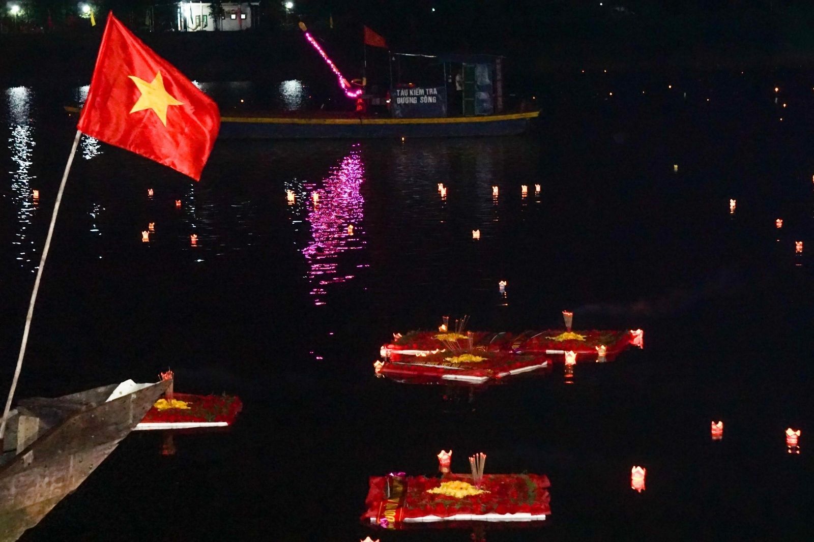 Thả hoa đăng trên sông Thạch Hãn 