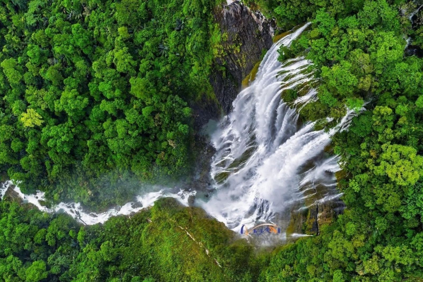 Thác Chàn Lụa đổ từ trên cao trắng xóa