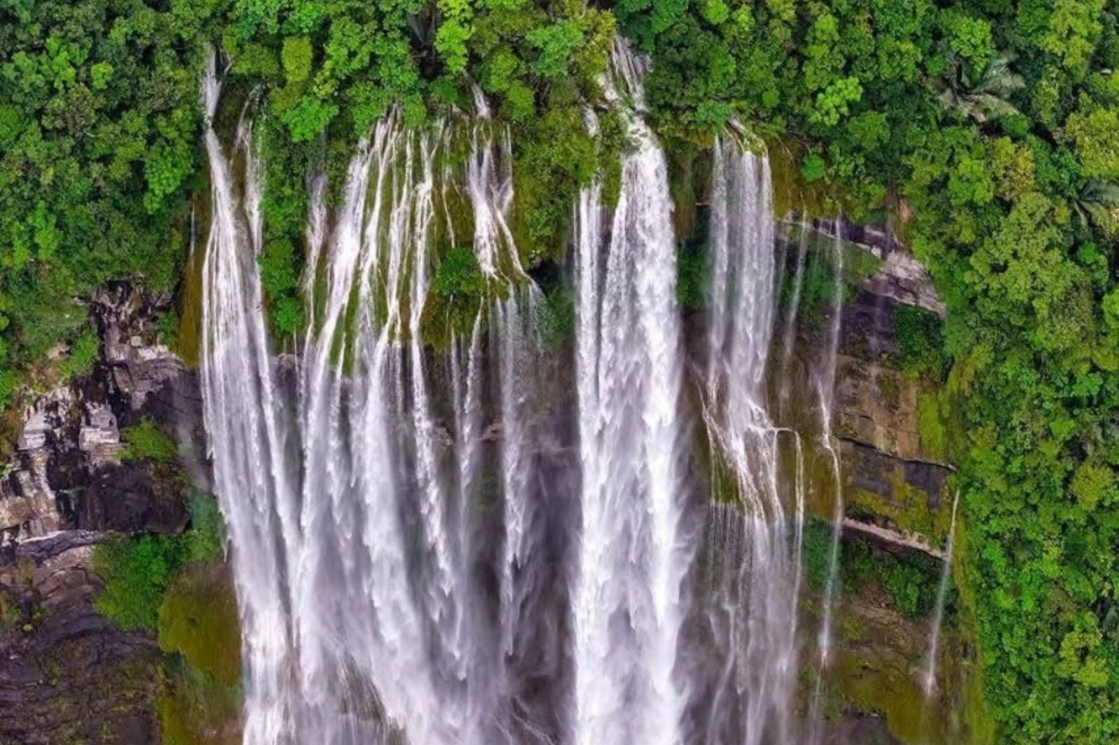 Thác Chàn Lụa được ghi lại bằng Flycam