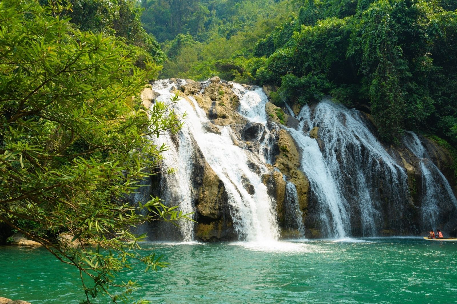 Thác Tà Puồng nằm sâu trong rừng núi ở Hướng Hóa