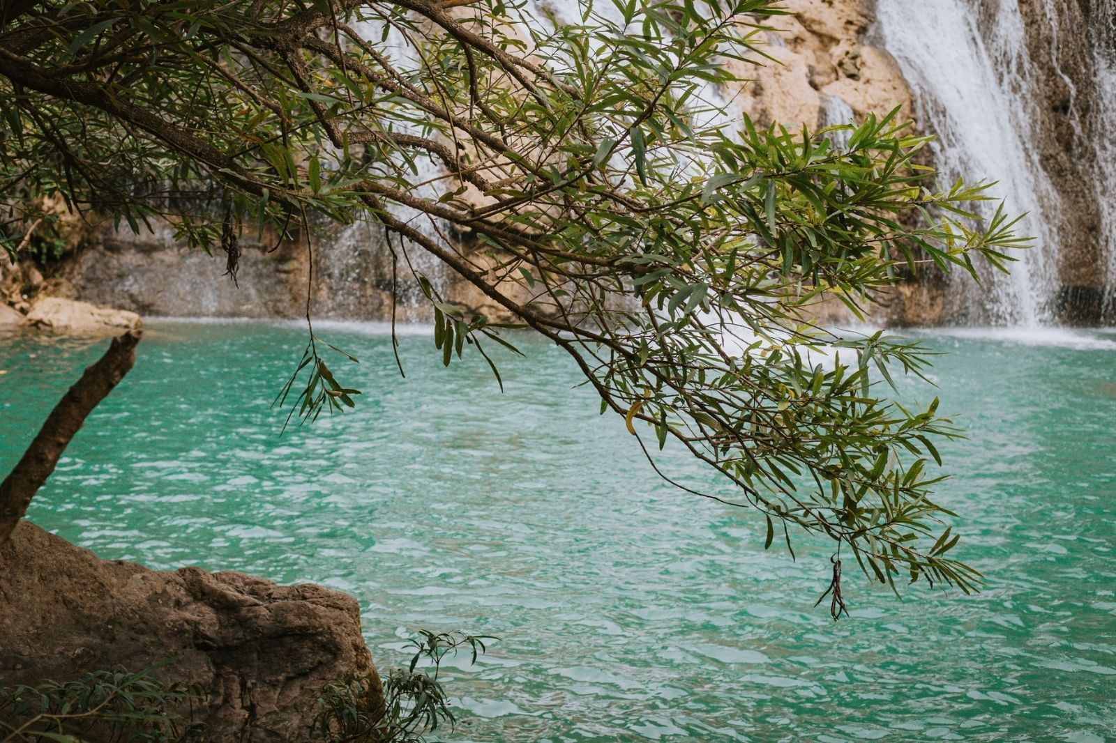 Thác Tà Puồng với dòng nước xanh mát 