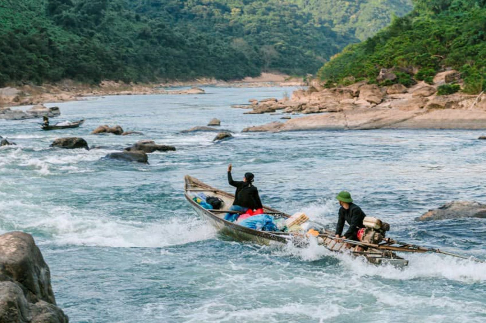 Thác Tam Lu ở thượng nguồn sông Long Đại 