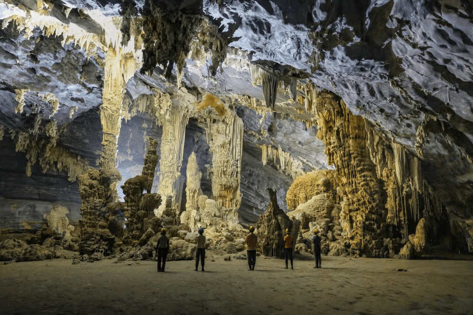Thạch nhũ bên trong hang Tú Làn