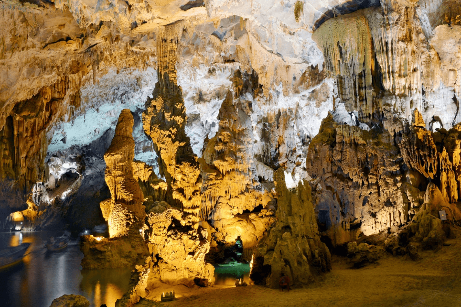 Thạch nhũ lấp lánh trong Động Phong Nha