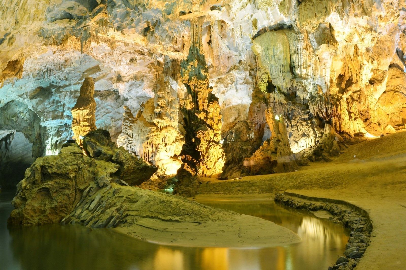 Thạch nhũ lung linh bên trong động Phong Nha  