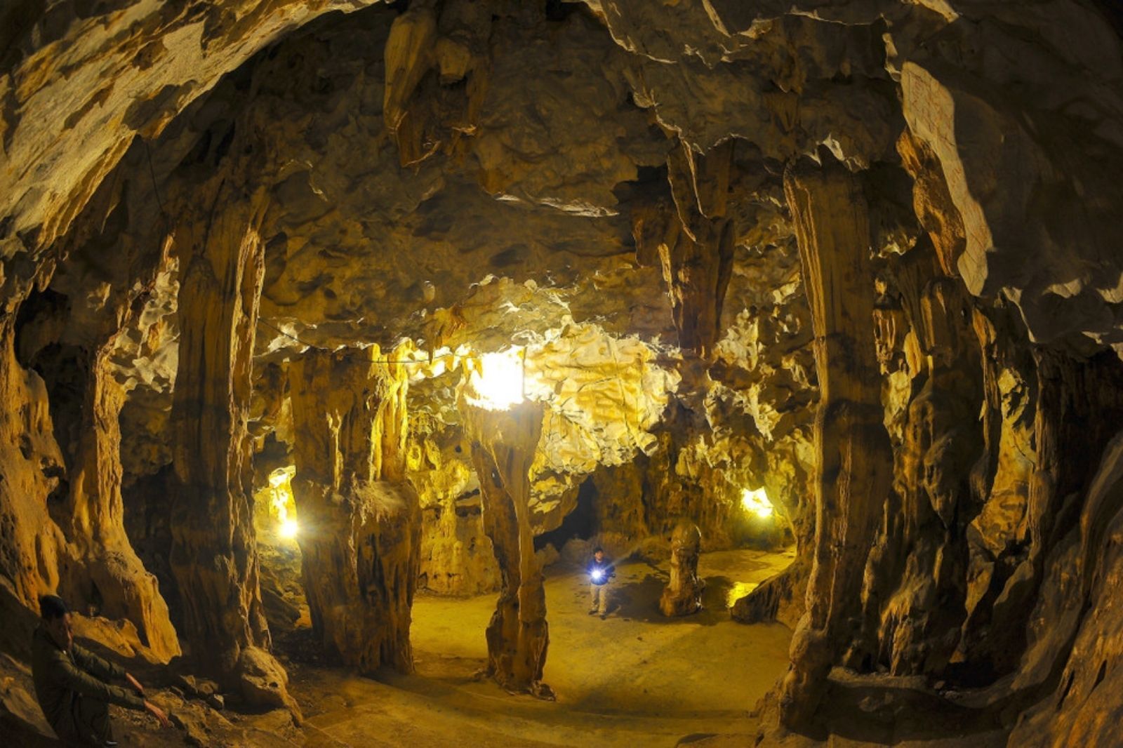 Thạch nhũ và cột đá bên trong hang tối 