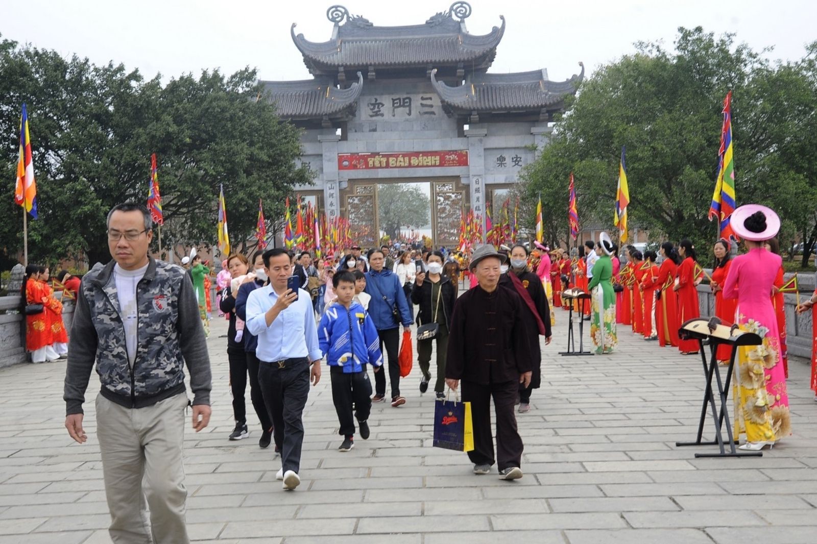 Du khách về tham dự lễ hội đầu xuân ở chùa Bái Đính