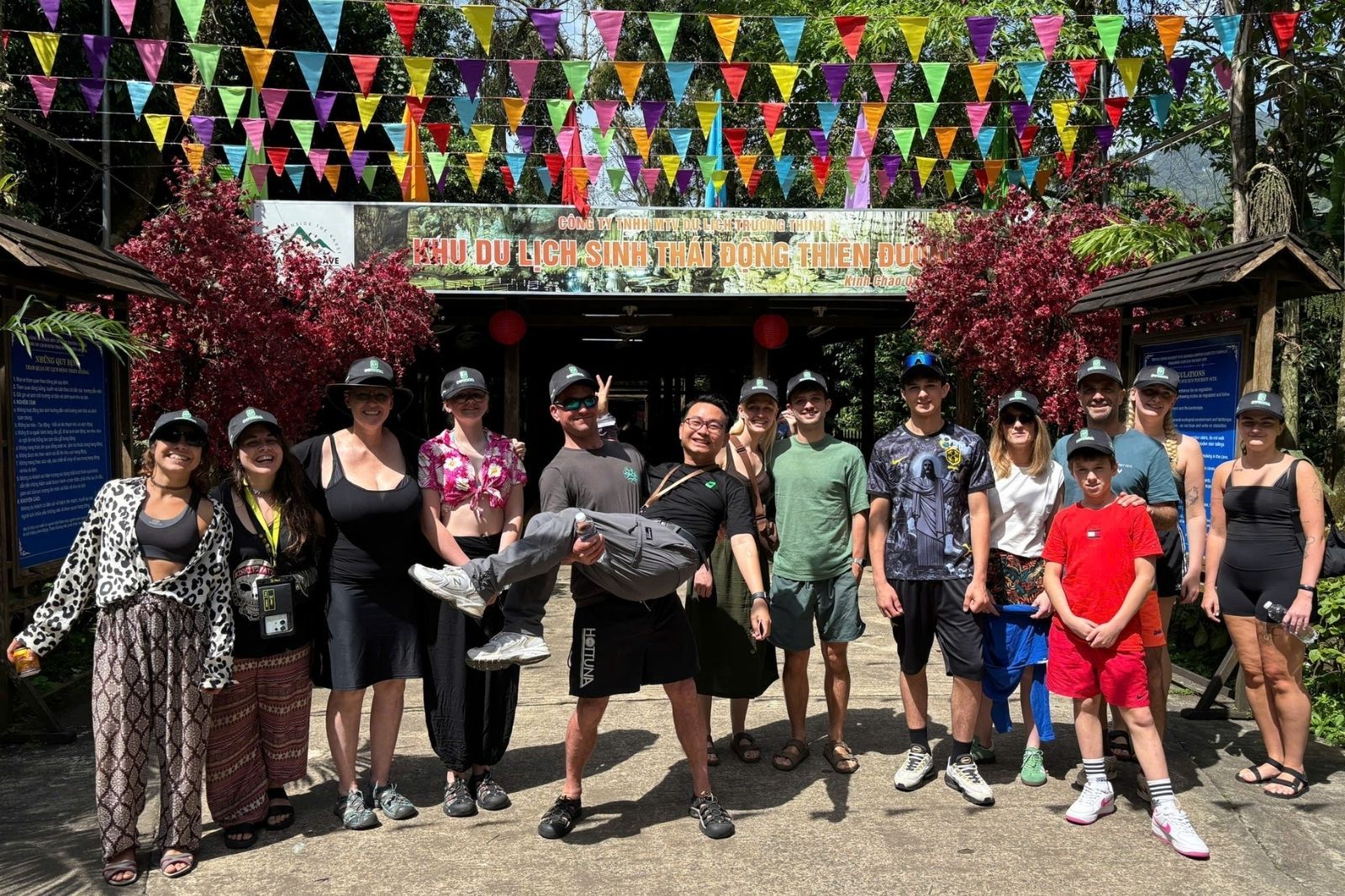 Tham gia các tour du có hướng dẫn viên  