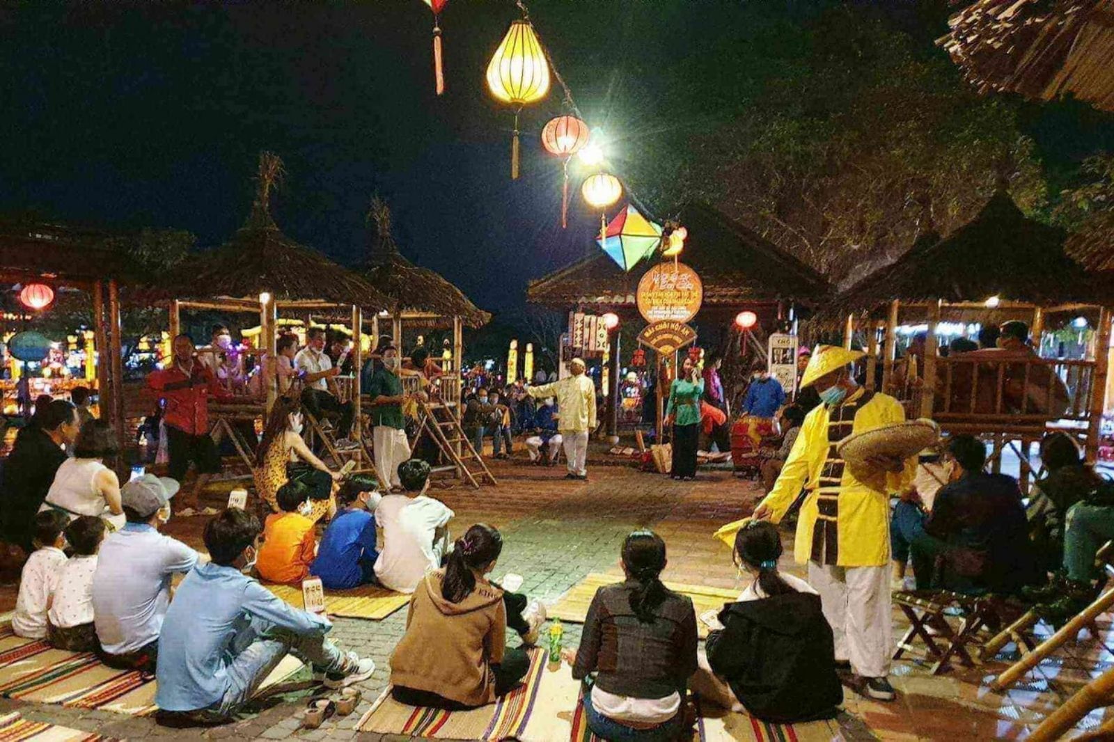 Tham gia các trò chơi dân gian ở chợ đêm 