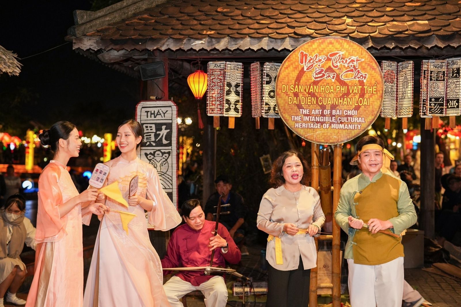 Tham gia chơi bài chòi cùng người dân địa phương 