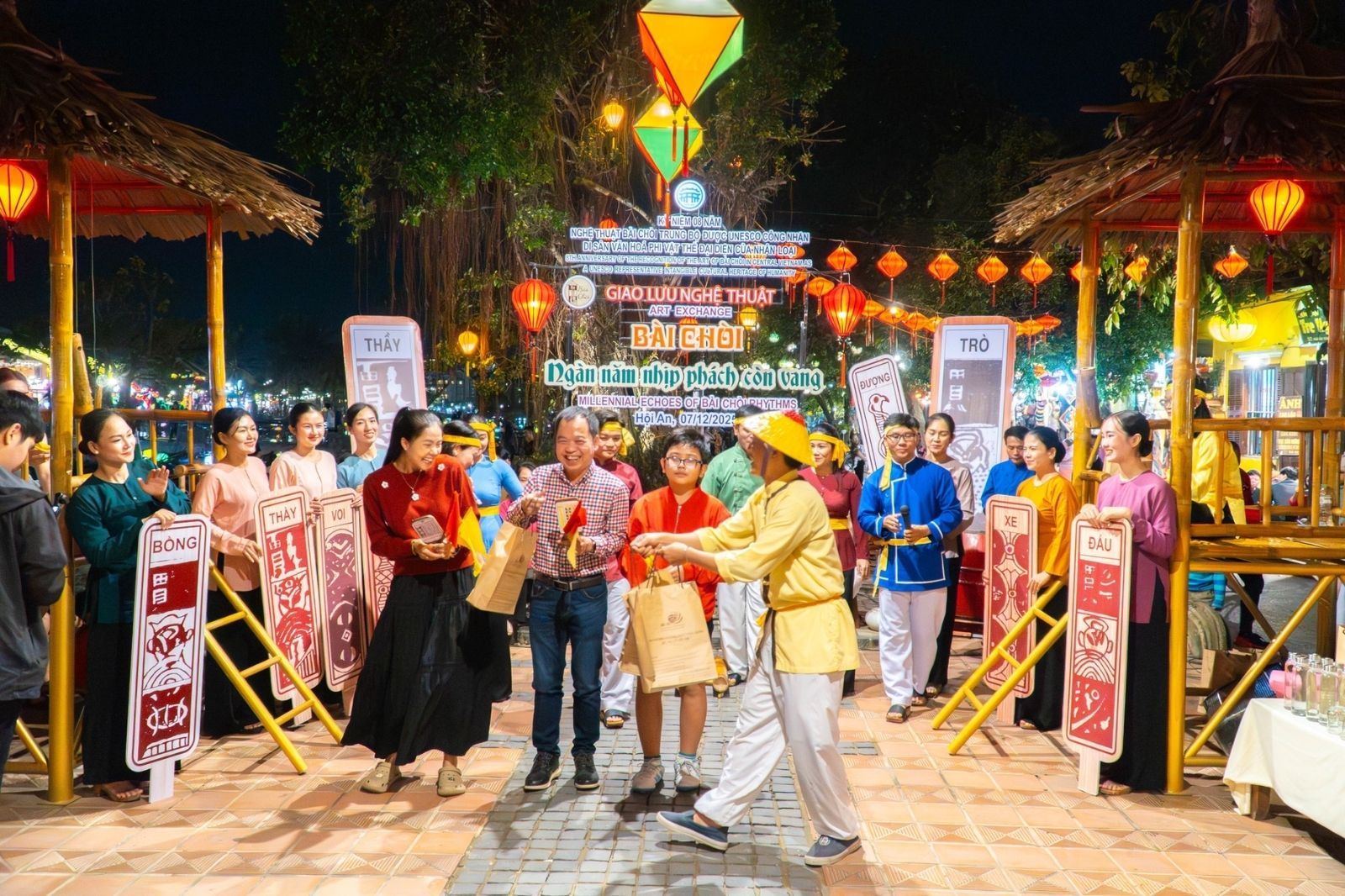 Du khách có thể tham gia chơi bài chòi để trải nghiệm 