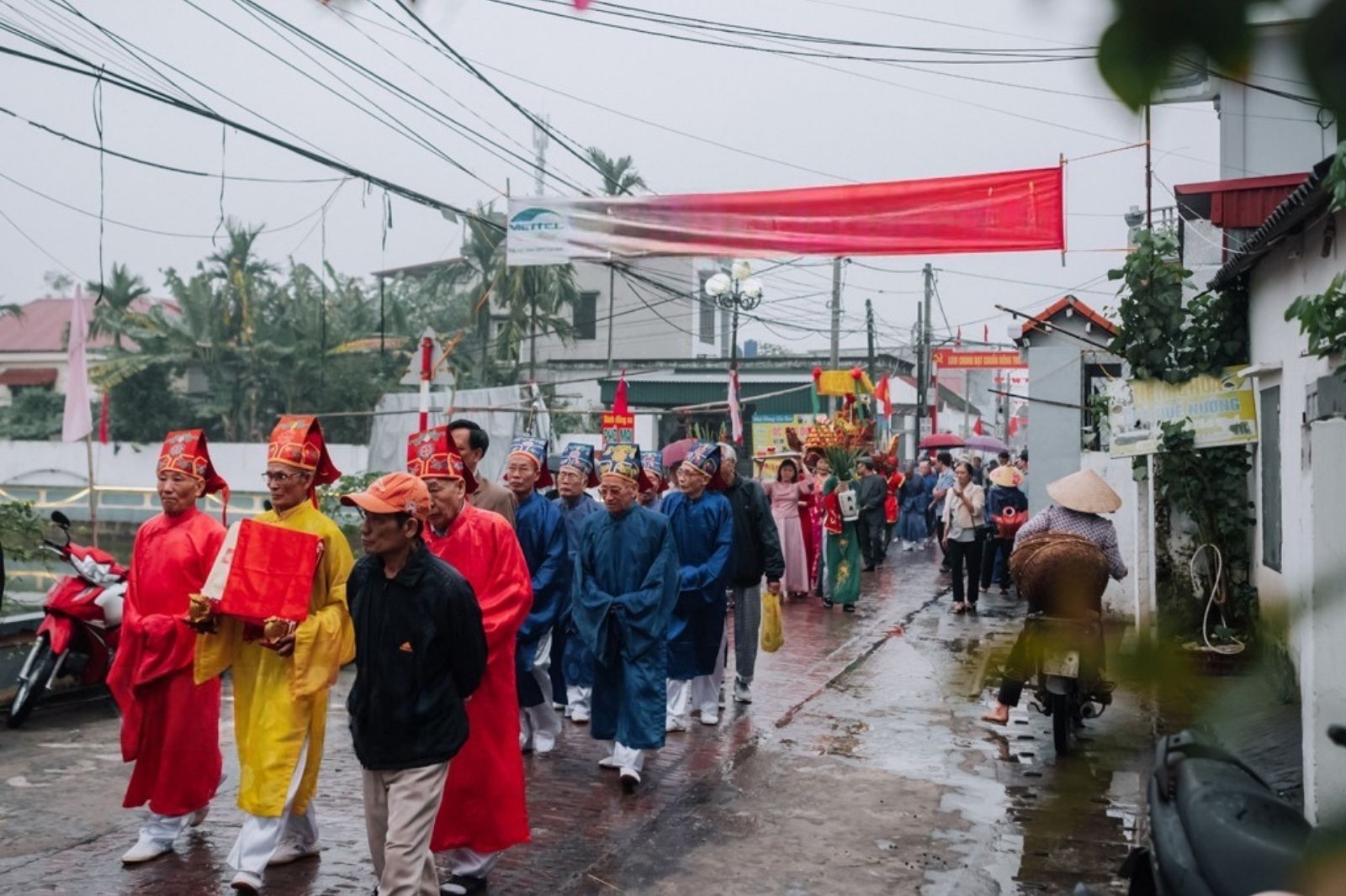 Du khách có thể tham gia cảm nhận không khí của lễ hội Bảo Bản Nộn Khê