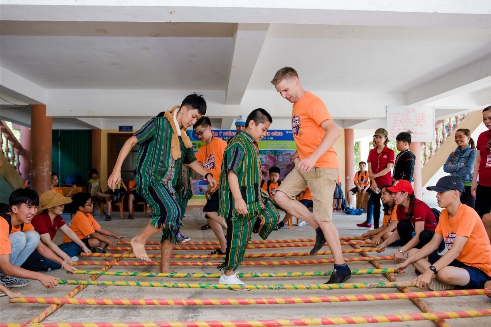 Tham gia múa sạp cùng người Bru-Vân Kiều 