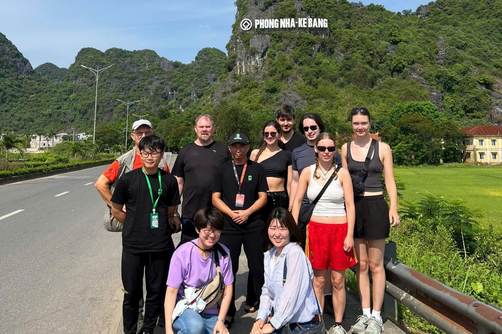 Tham gia tour ghép để chia sẻ những điều thú vị cùng những người bạn mới