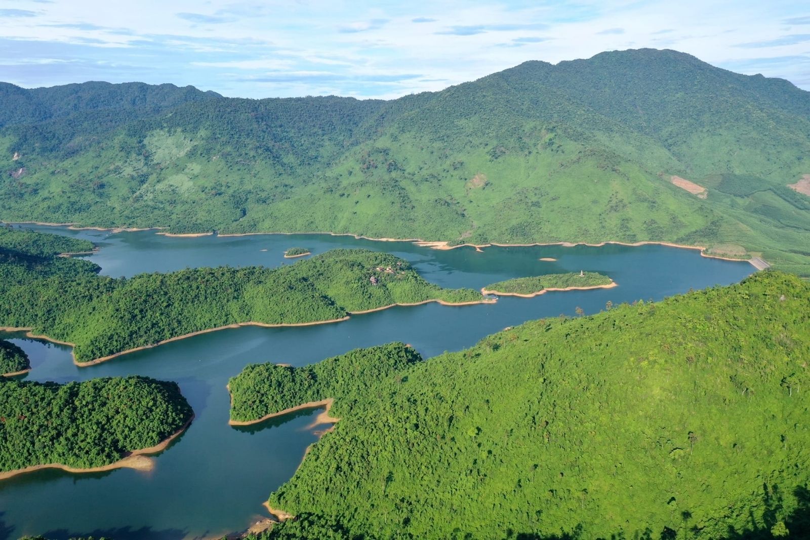 Để tiết kiệm chi phí du khách có thể tham khảo các tour du lịch Hồ Truồi 