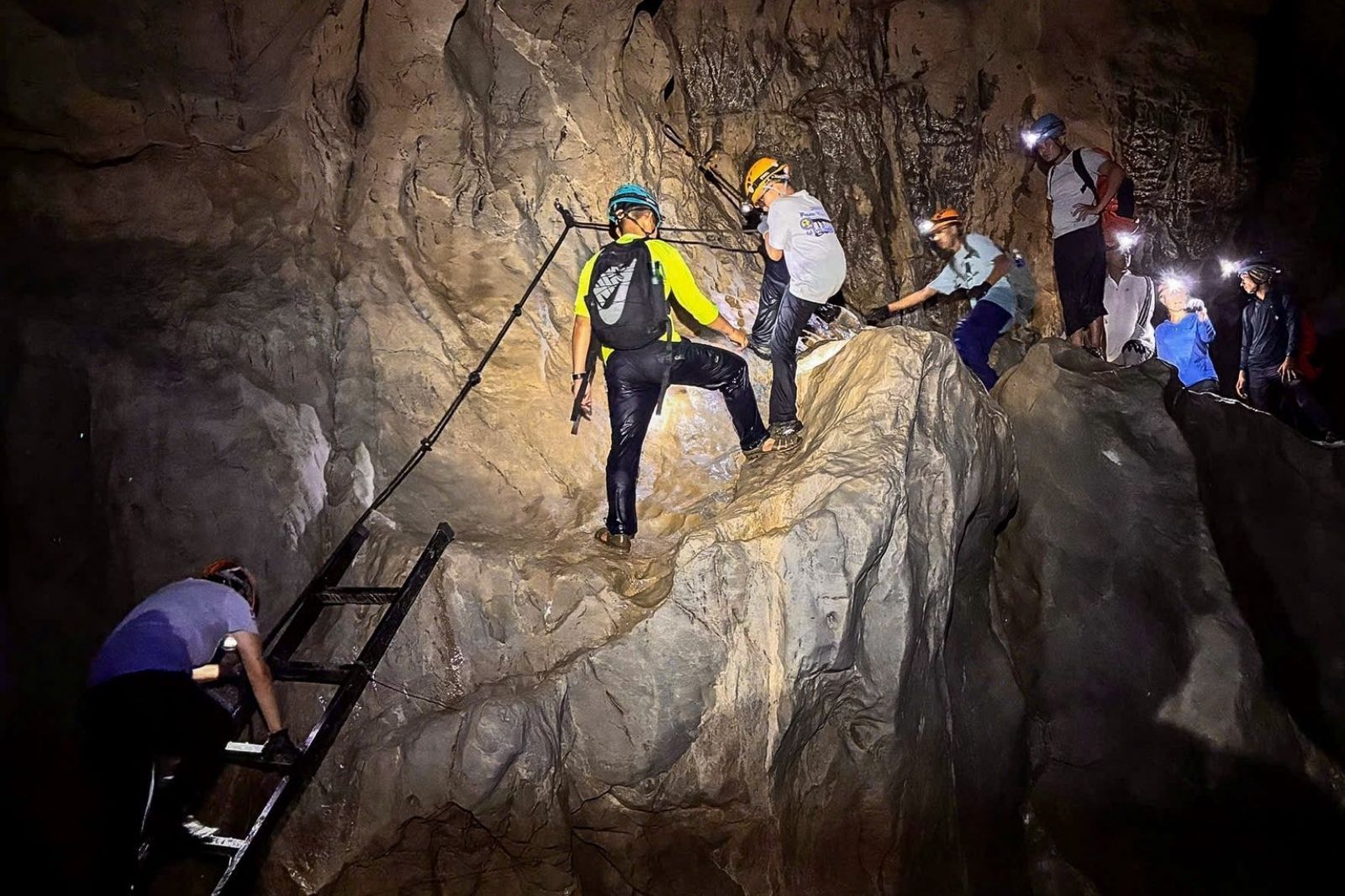 Tham khảo ý kiến từ đội ngũ tư vấn để xác định tour phù hợp 